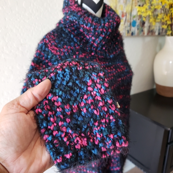 Mark sweater. - Picture 3 of 10